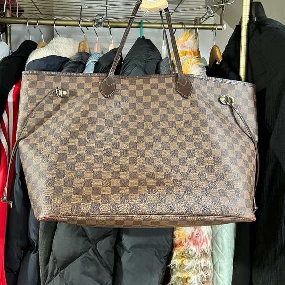 Louis Vuitton Handbags - Louis Vuitton GM Neverfull bag. Lots of life left. Sturdy & roomy.